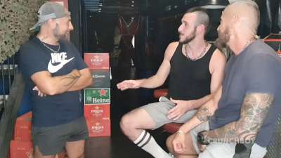 CrunchBoy – Plan bareback deprav and piss at ‘open mind de Barcelona – David Myburn & Roc BCN